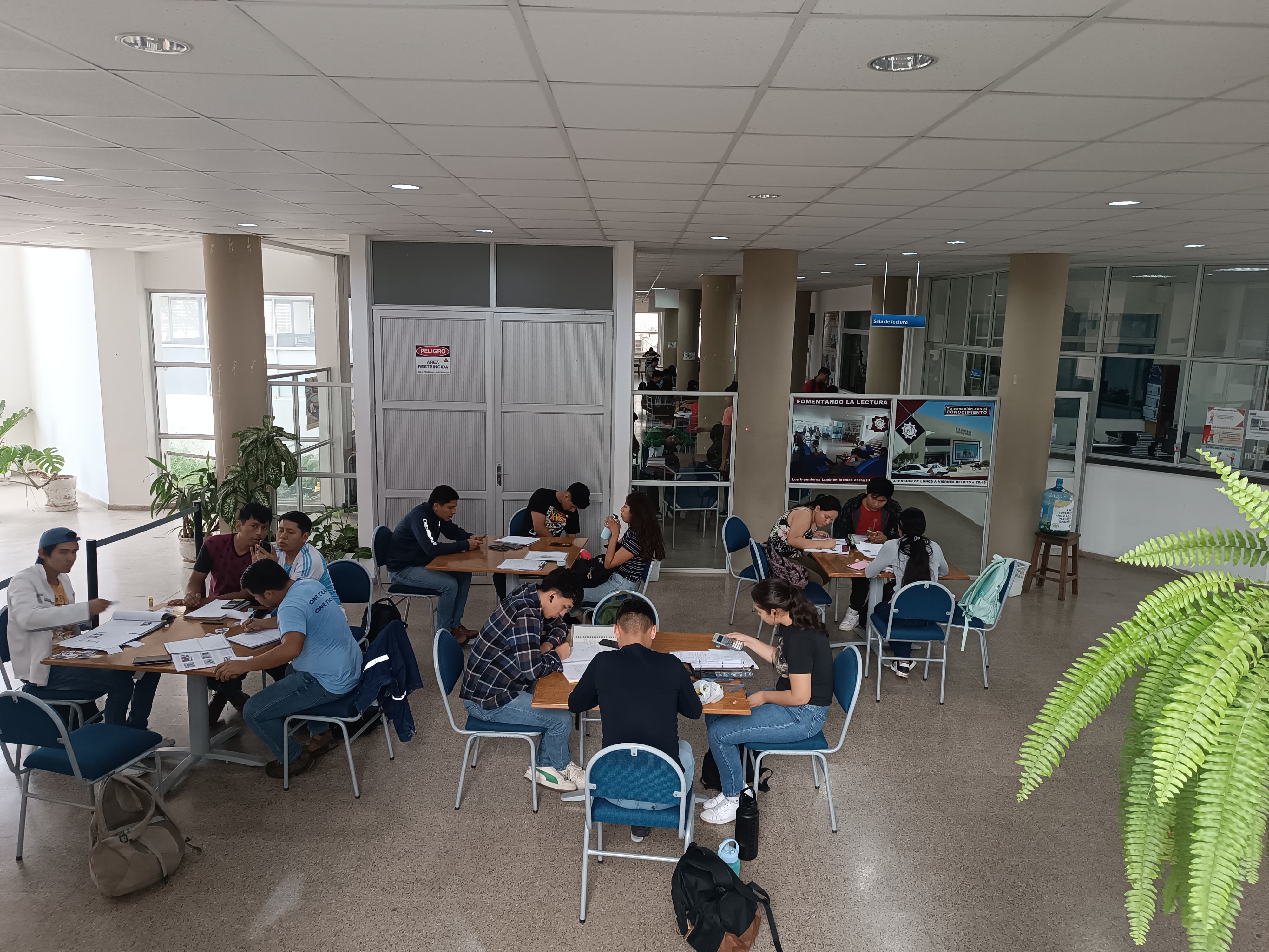 Estudiando Hall Biblioteca 9 oct. 2024.jpg