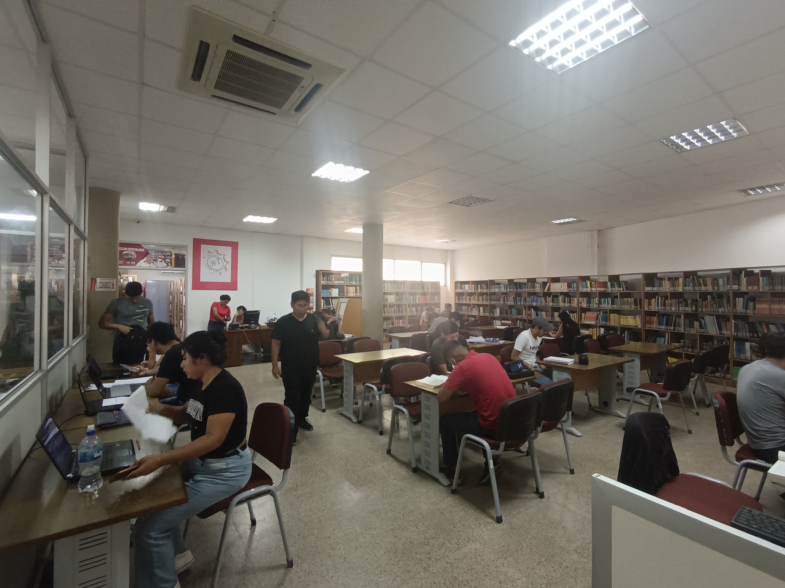 Equipos a disposiciñon de los etudiantes.jpg