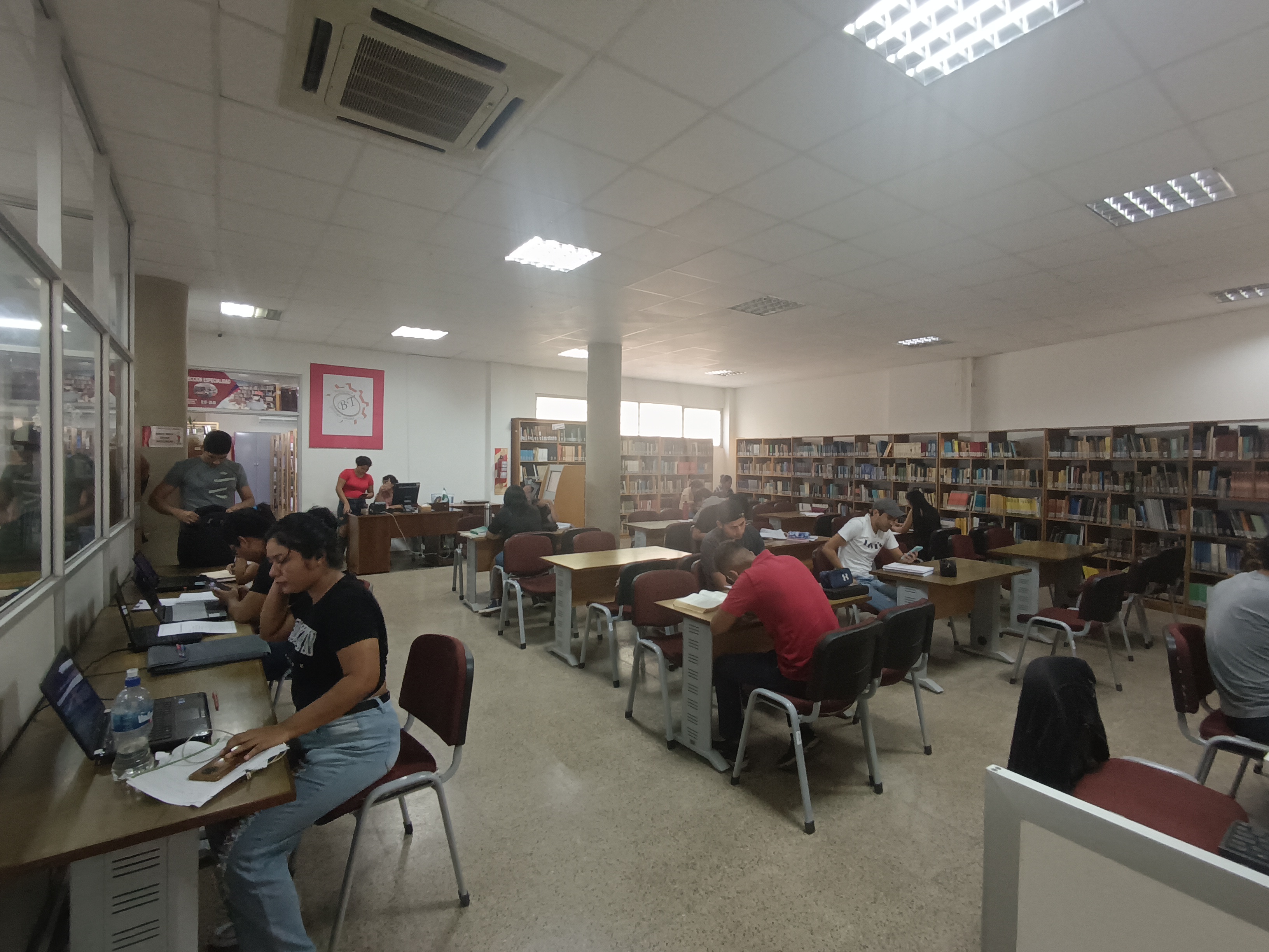 Estudiando en la sala de Estanterñia abierta 27-03-24.jpg